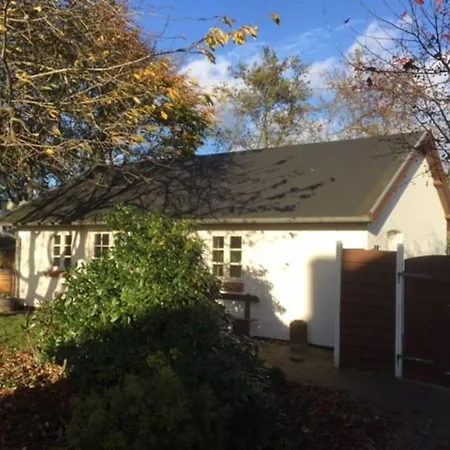 Idyllisk Anneks, Hvor Lejer Har Eget Hus. * וייל