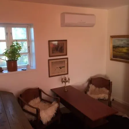 Idyllisk Anneks, Hvor Lejer Har Eget Hus. בית נופש