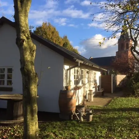 Idyllisk Anneks, Hvor Lejer Har Eget Hus. בית נופש *